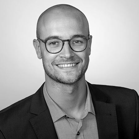 Bewerbungsbild quadratisches Bewerbungsbild schwarzweiß